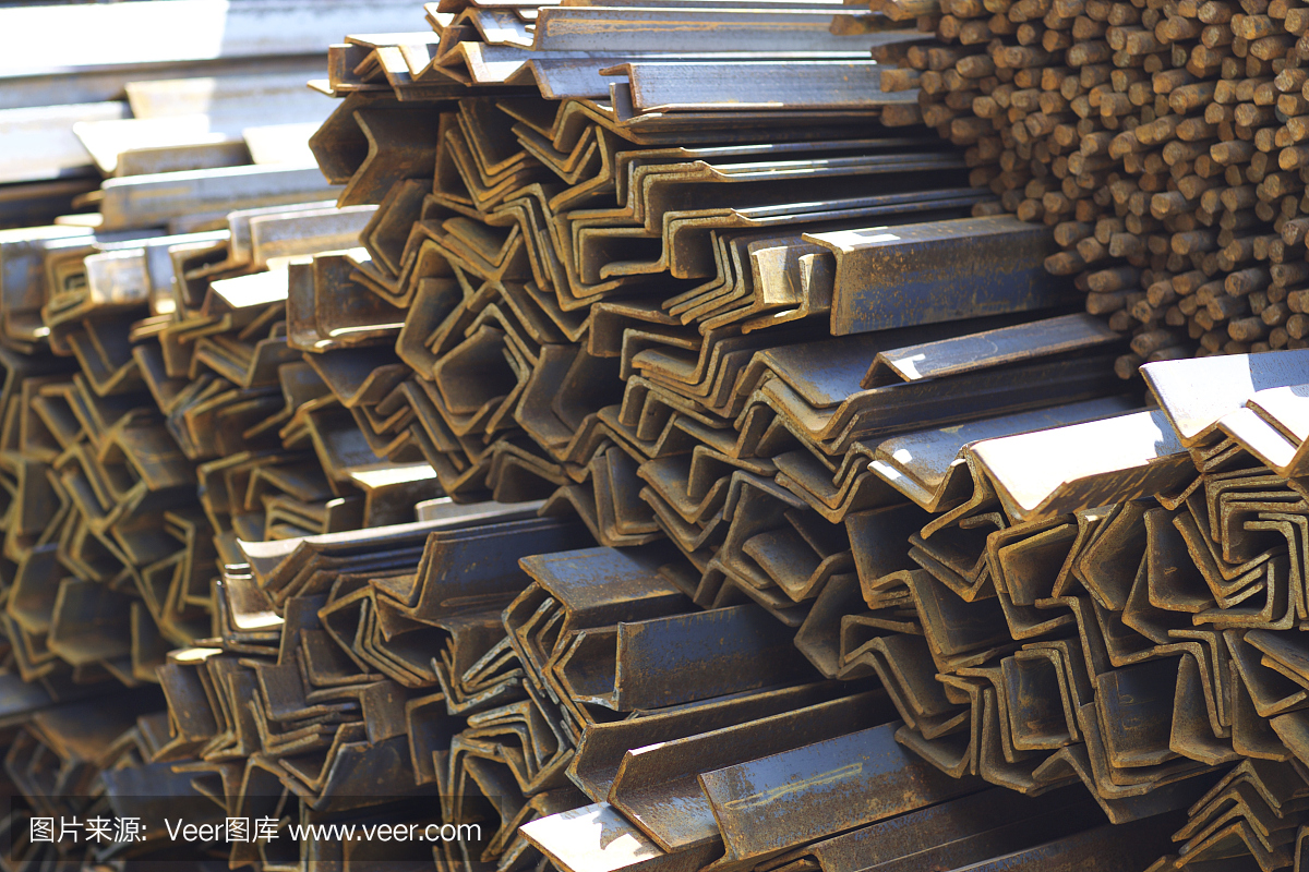 金属制品仓库中有不同种类的金属型材